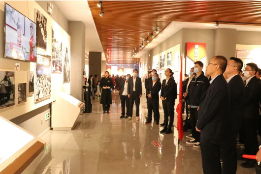 心有榜样 行有力量｜亚新网页版_亚新集团有限公司官网团委开展 “追寻榜样足迹 传承雷锋精神”主题参观活动